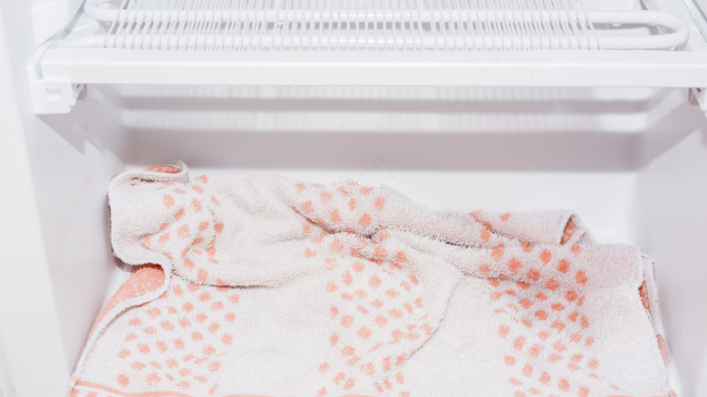 Towel lining shelf in freezer drawer