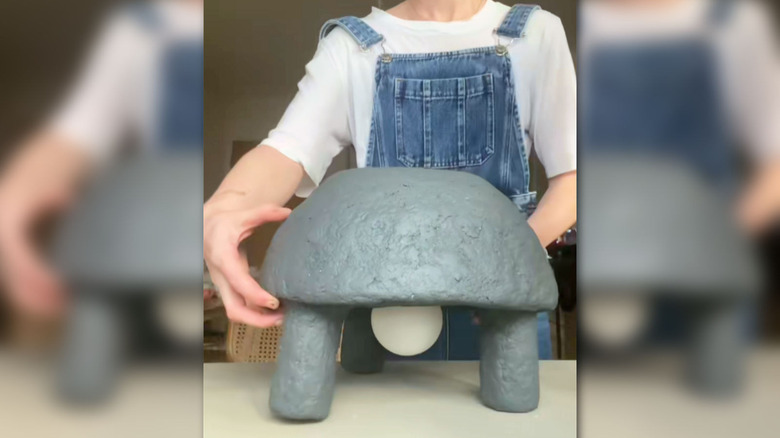 Someone making a papier-mâché lamp with the IKEA JAKOBSBYN.