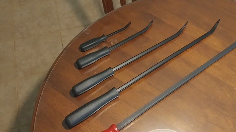 PITTSBURGH 4-Piece Pry Bar Set lying on table