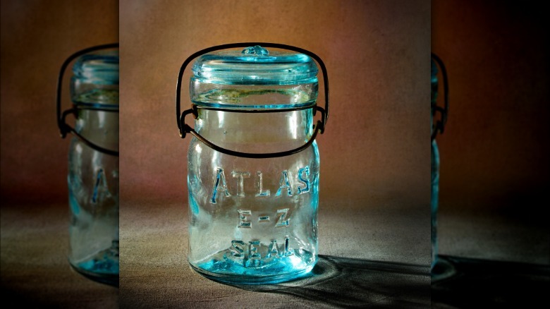 Atlas mason jar with black handle