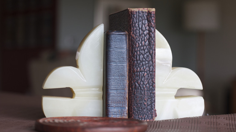 Books are placed between onyx bookends