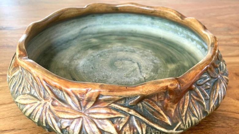 Small Weller bowl with leaves