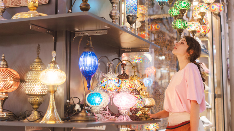 Someone shopping for her lamps