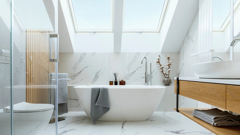 A modern bathroom with faux marble paneling
