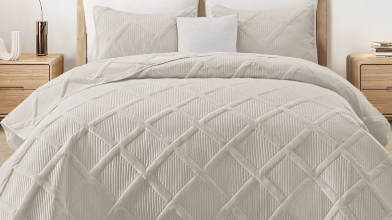 Exclusivo Mezcla three-piece Ultrasonic quilt set view from foot of the bed
