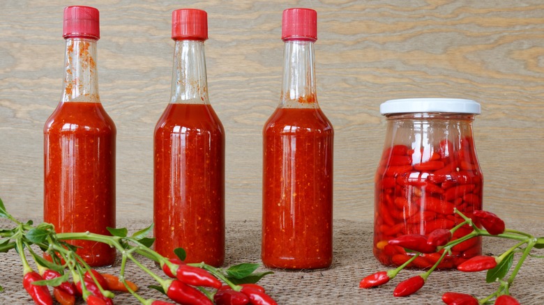 vasetti di salsa di peperoncino rosso