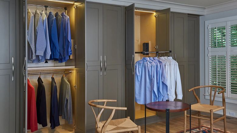 Pull-Down Hanging Rod in closet