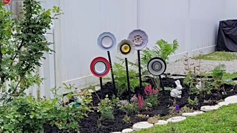 DIY yard flowers made from plates and colanders