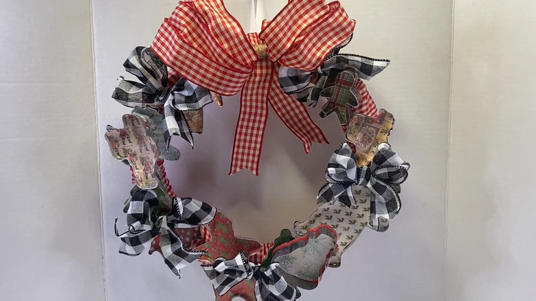 DIY wreath with cookie cutters and bows attached