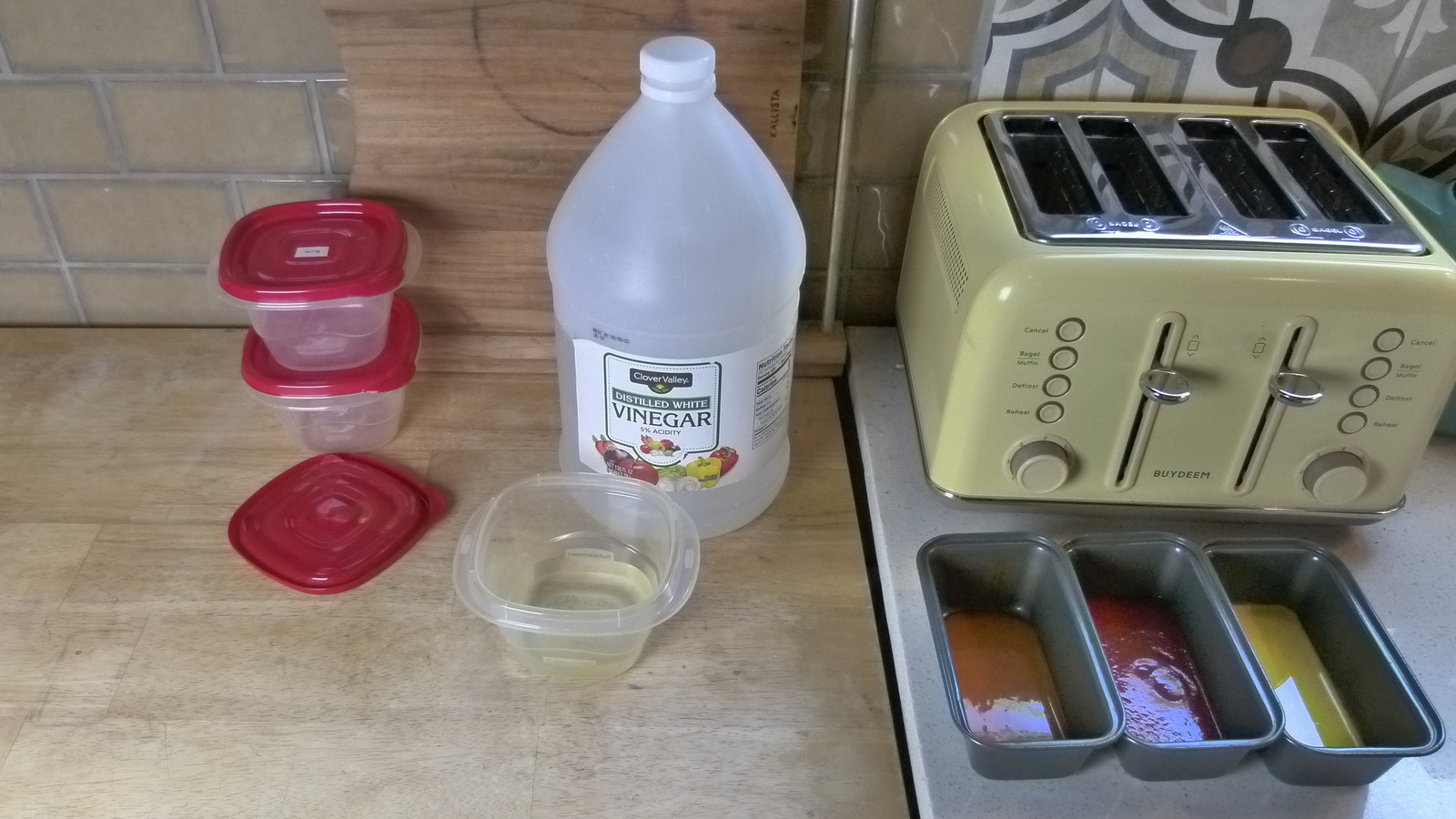 Can Vinegar Clean Stained Plastic Containers? We Put It To The Test