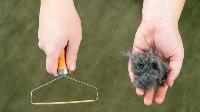 Carpet scraper and dust