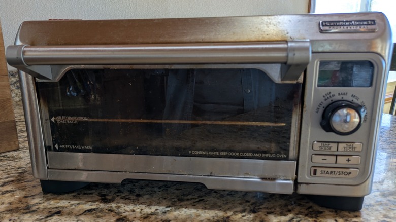An older Hamilton Beach toaster oven on a granite countertop