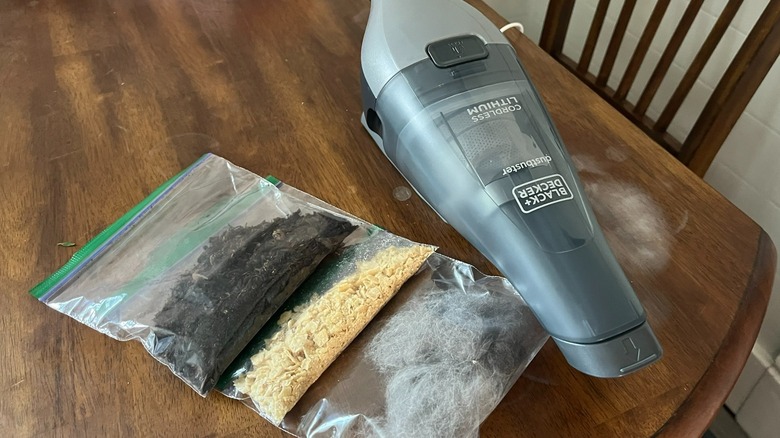 Handheld vacuume and mess bags 