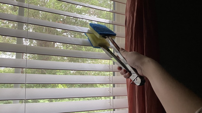 Sponge tool cleaning blinds