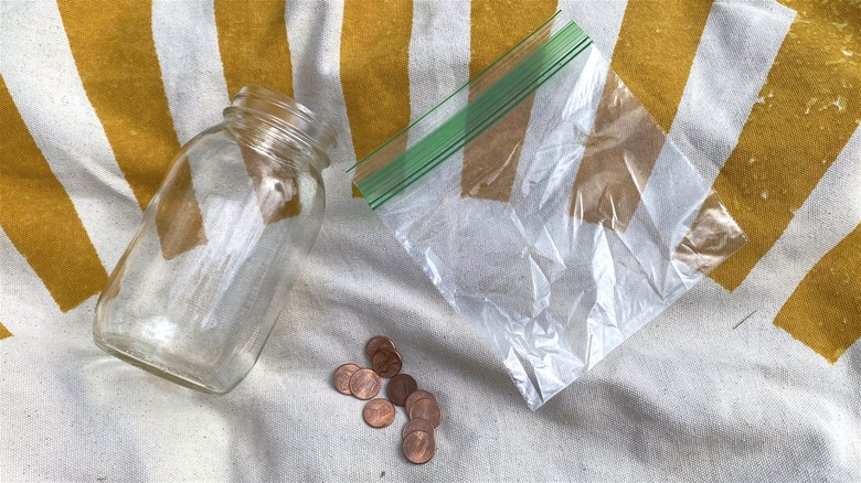 Barattolo, sacchetto di plastica e penny sulla coperta