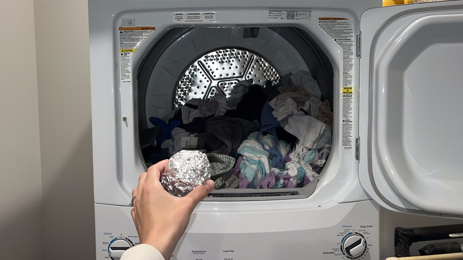 https://www.housedigest.com/img/gallery/we-tried-wrapping-a-tennis-ball-with-foil-to-reduce-laundry-static-with-tk-results/l-intro-1686242748.jpg