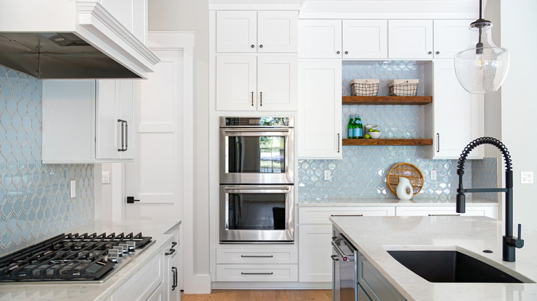 white and blue coastal kitchen