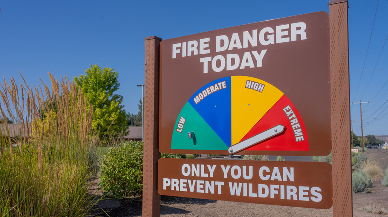 Sign warning of extreme risk of forest fire