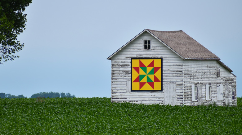 barn with barn quilt