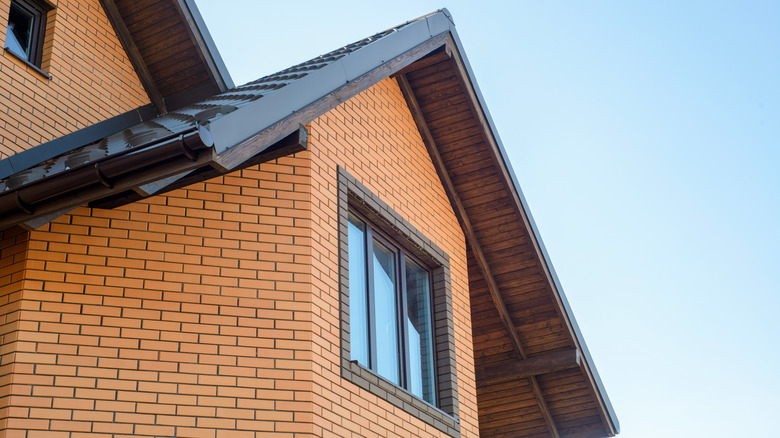 modern house eaves and roof 