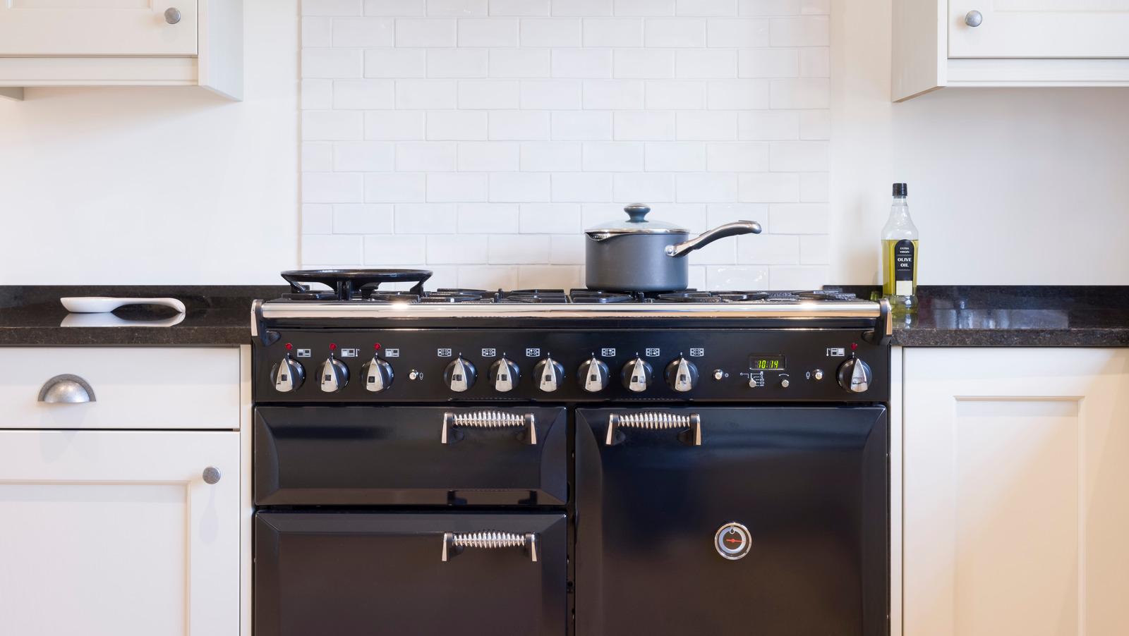 https://www.housedigest.com/img/gallery/what-cabinet-colors-go-perfectly-with-your-black-appliances/l-intro-1661788307.jpg