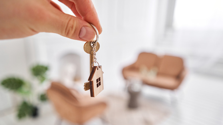 Man holding key and house