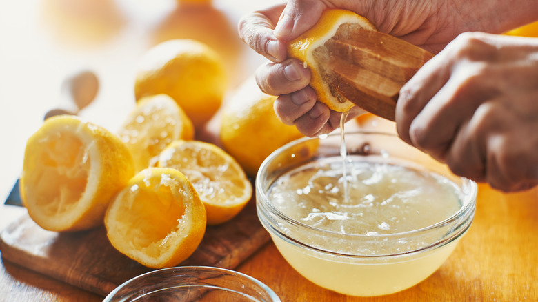 Juicing lemons