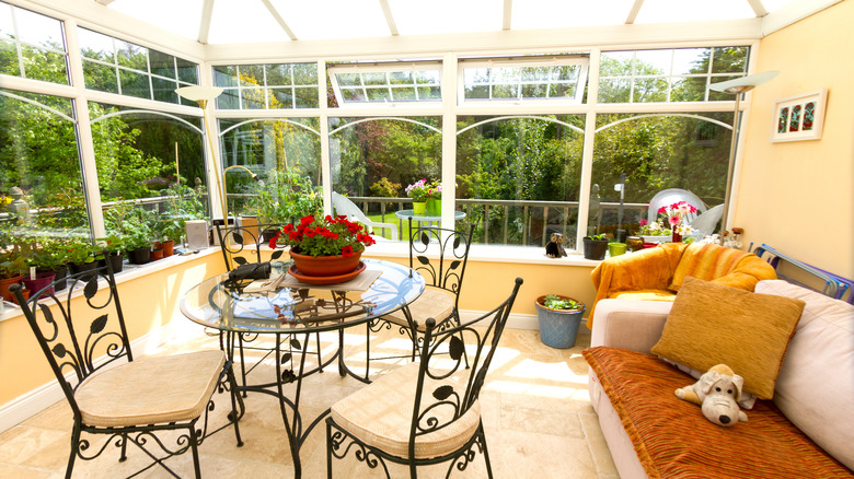 California room with kitchen