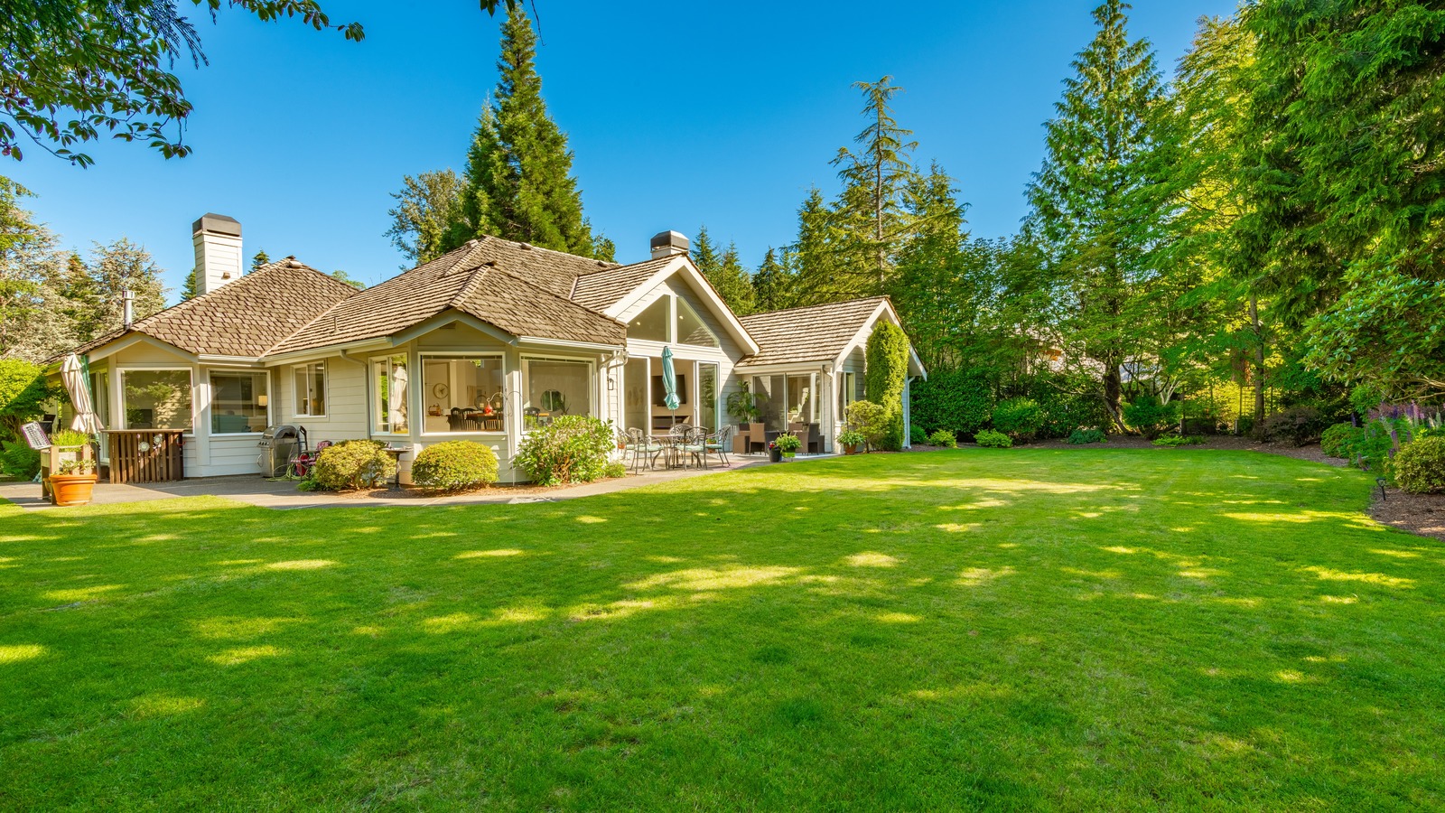 What Is A Cyclone Fence And Is It Right For Your Yard?