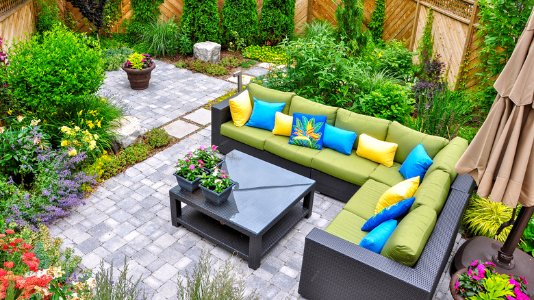 stone hardscape patio with furniture