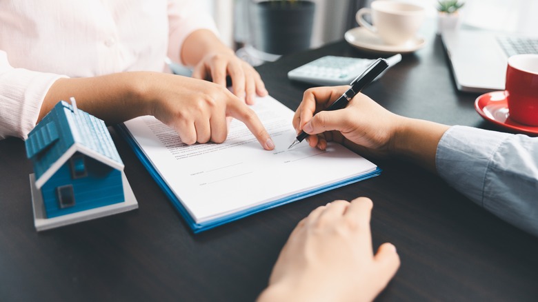 Person signing a mortgage agreement