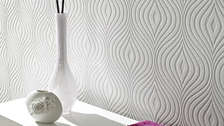 Wavy white paintable wallpaper