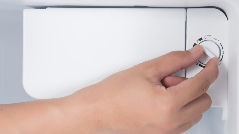Adjusting the temperature in fridge