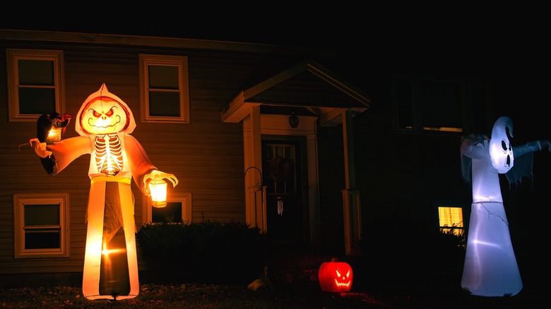 Halloween decorations, porch light off
