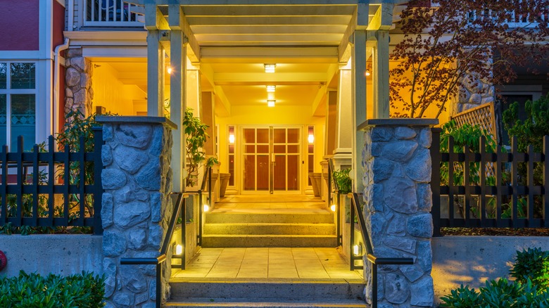 Luci gialle del portico anteriore