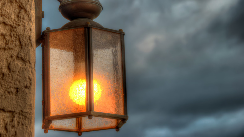 Lampadina gialla nel dispositivo