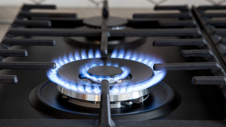 Lit gas burner stove