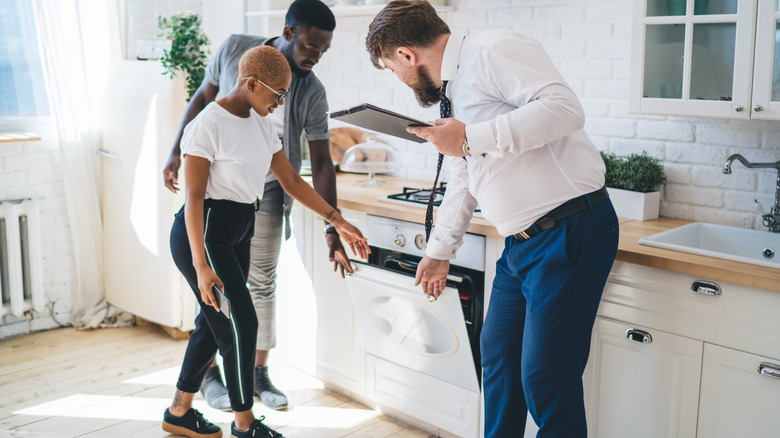 Agent with new homeowners