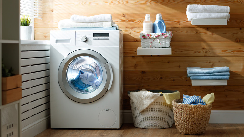 Laundry room with one machine