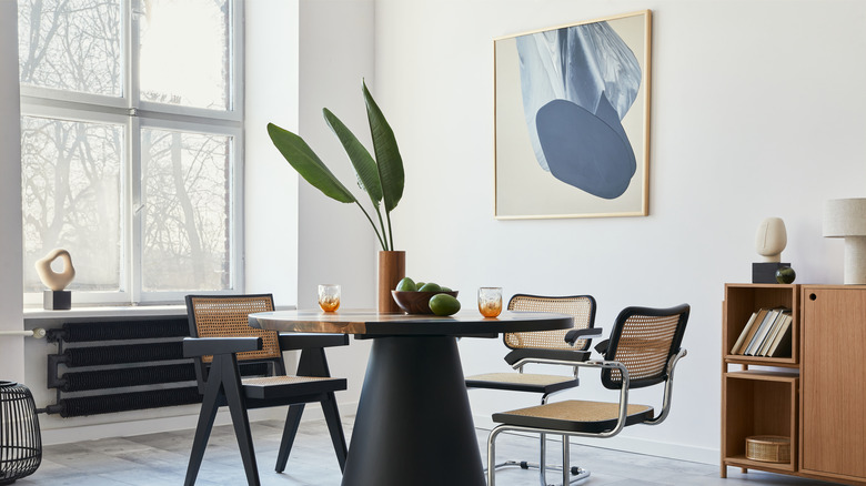 Dining room with modern decor