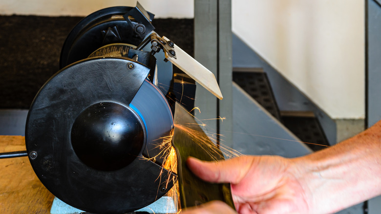 Sharpening a lwn mower blade