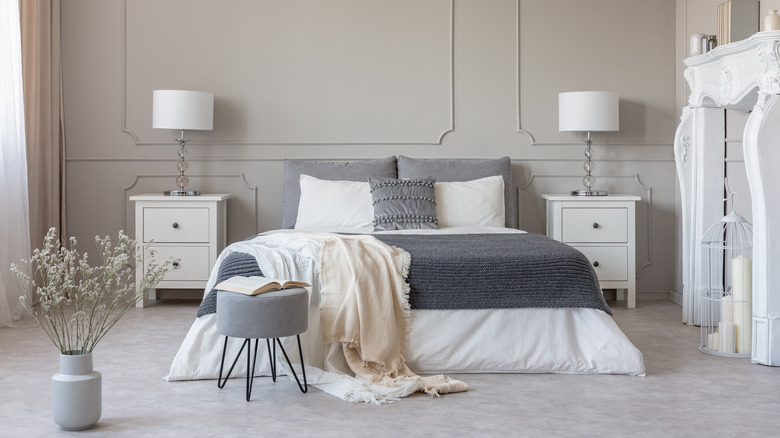 symmetrical bedroom with matching lamps