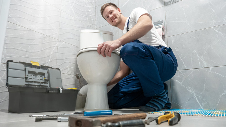 idraulico che installa una nuova toilette