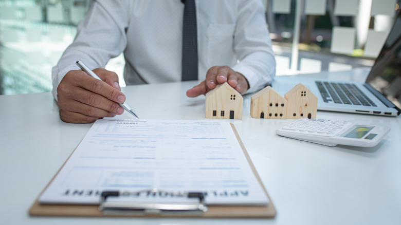 RE agent illustrating mortgage concept