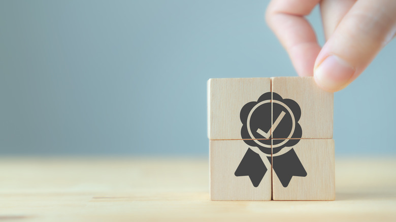 Blocks with guaranteed symbol
