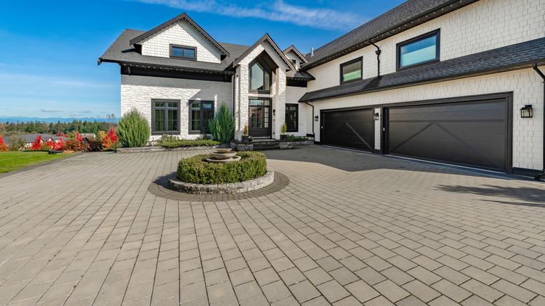 cobblestone driveay to home