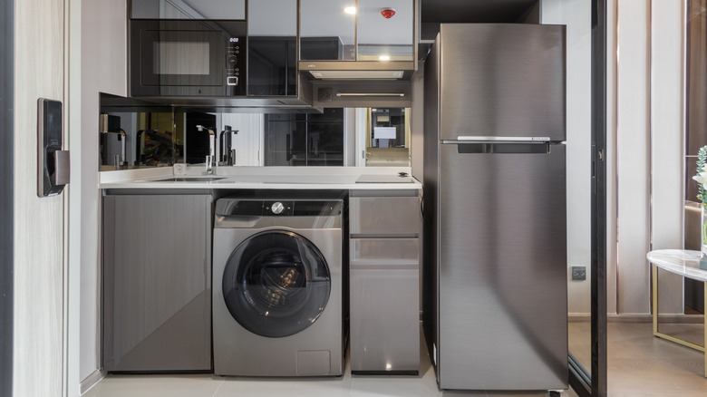Different types of appliances in a kitchen