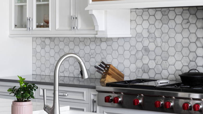 Kitchen with backsplash ending at cabinet edge