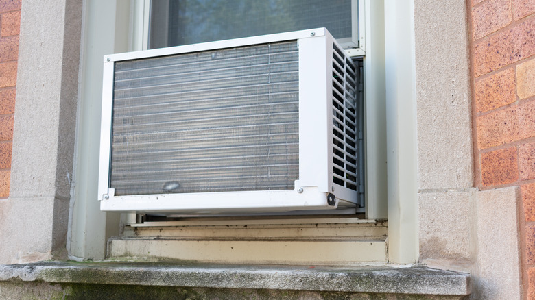 Air conditioner in window