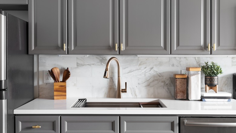 Mid-tone gray kitchen